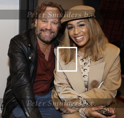 Amsterdam 30 oktober 2021
Boekpresentatie Jim bakkum in hotel Krasnapolsy.
Jim reikt het eerste boek uit aan zijn kinderen. Ook zijn vrouw Bettina Holwerda is natuurlijk aanwezig. Glennis Grace en Carlo Boszhard