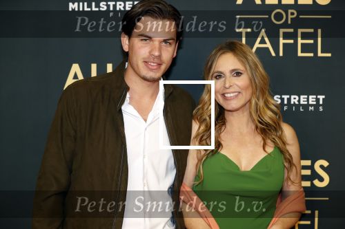 Amsterdam 1 november 2021
Premiere alles op tafel in het deLamar theater.
Heleen v Royen kwam met haar zoon