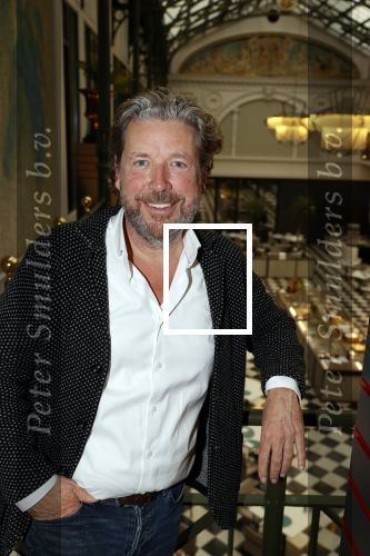 Amsterdam 30 oktober 2021
Boekpresentatie Jim bakkum in hotel Krasnapolsy.
Jim reikt het eerste boek uit aan zijn kinderen. Ook zijn vrouw Bettina Holwerda is natuurlijk aanwezig. Henk jan Smit kweam met zijn vrouw