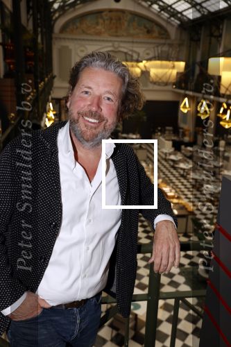 Amsterdam 30 oktober 2021
Boekpresentatie Jim bakkum in hotel Krasnapolsy.
Jim reikt het eerste boek uit aan zijn kinderen. Ook zijn vrouw Bettina Holwerda is natuurlijk aanwezig. Henk jan Smit kweam met zijn vrouw
