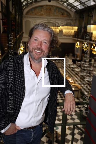 Amsterdam 30 oktober 2021
Boekpresentatie Jim bakkum in hotel Krasnapolsy.
Jim reikt het eerste boek uit aan zijn kinderen. Ook zijn vrouw Bettina Holwerda is natuurlijk aanwezig. Henk jan Smit kweam met zijn vrouw