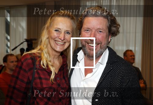 Amsterdam 30 oktober 2021
Boekpresentatie Jim bakkum in hotel Krasnapolsy.
Jim reikt het eerste boek uit aan zijn kinderen. Ook zijn vrouw Bettina Holwerda is natuurlijk aanwezig. Henk jan Smit kweam met zijn vrouw