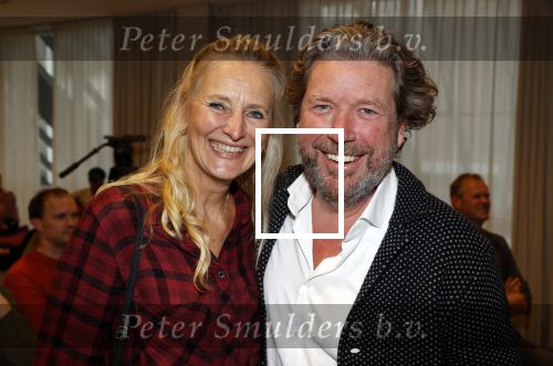 Amsterdam 30 oktober 2021
Boekpresentatie Jim bakkum in hotel Krasnapolsy.
Jim reikt het eerste boek uit aan zijn kinderen. Ook zijn vrouw Bettina Holwerda is natuurlijk aanwezig. Henk jan Smit kweam met zijn vrouw