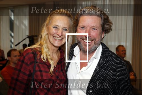 Amsterdam 30 oktober 2021
Boekpresentatie Jim bakkum in hotel Krasnapolsy.
Jim reikt het eerste boek uit aan zijn kinderen. Ook zijn vrouw Bettina Holwerda is natuurlijk aanwezig. Henk jan Smit kweam met zijn vrouw