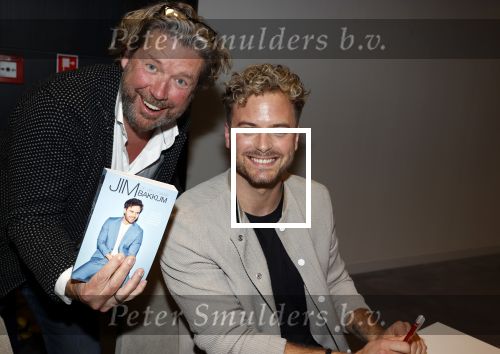Amsterdam 30 oktober 2021
Boekpresentatie Jim bakkum in hotel Krasnapolsy.
Jim reikt het eerste boek uit aan zijn kinderen. Ook zijn vrouw Bettina Holwerda is natuurlijk aanwezig. Henk jan Smit kweam met zijn vrouw