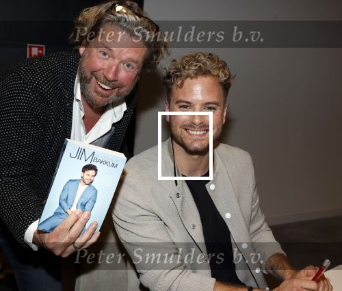 Amsterdam 30 oktober 2021
Boekpresentatie Jim bakkum in hotel Krasnapolsy.
Jim reikt het eerste boek uit aan zijn kinderen. Ook zijn vrouw Bettina Holwerda is natuurlijk aanwezig. Henk jan Smit kweam met zijn vrouw