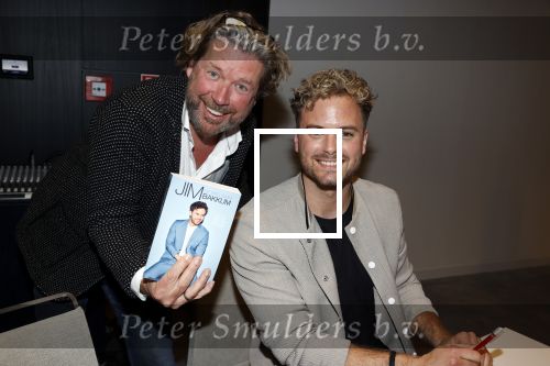 Amsterdam 30 oktober 2021
Boekpresentatie Jim bakkum in hotel Krasnapolsy.
Jim reikt het eerste boek uit aan zijn kinderen. Ook zijn vrouw Bettina Holwerda is natuurlijk aanwezig. Henk jan Smit kweam met zijn vrouw