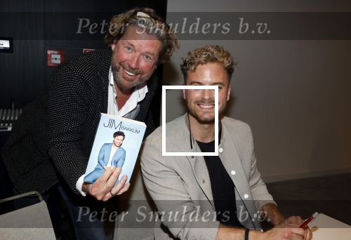 Amsterdam 30 oktober 2021
Boekpresentatie Jim bakkum in hotel Krasnapolsy.
Jim reikt het eerste boek uit aan zijn kinderen. Ook zijn vrouw Bettina Holwerda is natuurlijk aanwezig. Henk jan Smit kweam met zijn vrouw