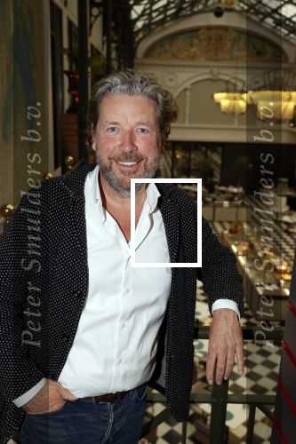 Amsterdam 30 oktober 2021
Boekpresentatie Jim bakkum in hotel Krasnapolsy.
Jim reikt het eerste boek uit aan zijn kinderen. Ook zijn vrouw Bettina Holwerda is natuurlijk aanwezig