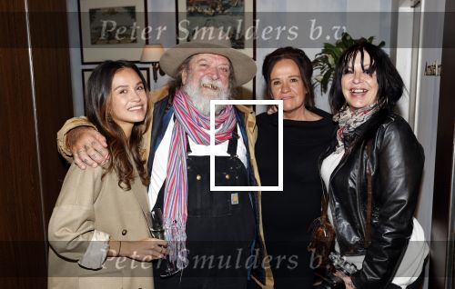 Amsterdam 5 november 2021
Slaan van Munt Herman Brood ivm 75e verjaardag. Zijn vrouw Xandra en dochters Holly Lola en Brenda  zijn natuurlijk aanwezig. henk Schiffmacher kwam met zijn vrouw Louise