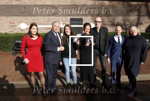 Amsterdam 5 november 2021
Slaan van Munt Herman Brood ivm 75e verjaardag. Zijn vrouw Xandra en dochters Holly Lola en Brenda  zijn natuurlijk aanwezig. familie Herman Brood