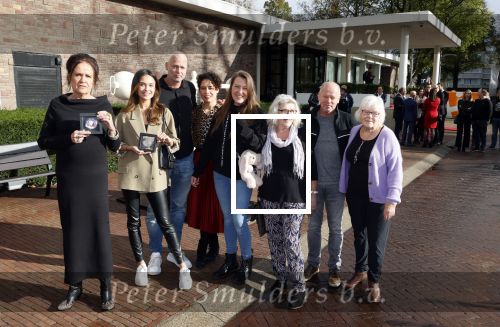 Amsterdam 5 november 2021
Slaan van Munt Herman Brood ivm 75e verjaardag. Zijn vrouw Xandra en dochters Holly Lola en Brenda  zijn natuurlijk aanwezig. familie Herman Brood