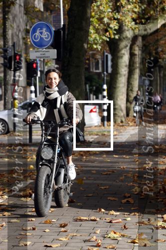 Amsterdam 5 november 2021
Holly Brood op haar electrische fiets in Amsterdam zuid