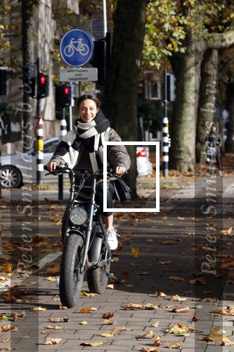 Amsterdam 5 november 2021
Holly Brood op haar electrische fiets in Amsterdam zuid