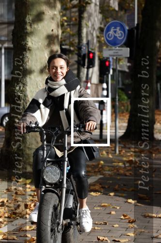 Amsterdam 5 november 2021
Holly Brood op haar electrische fiets in Amsterdam zuid