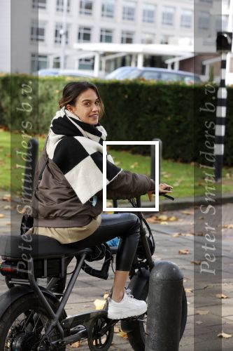 Amsterdam 5 november 2021
Holly Brood op haar electrische fiets in Amsterdam zuid