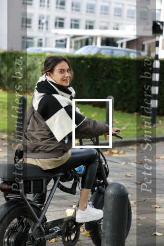 Amsterdam 5 november 2021
Holly Brood op haar electrische fiets in Amsterdam zuid