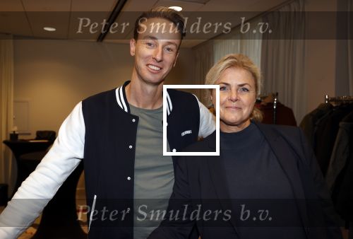 Amsterdam 30 oktober 2021
Boekpresentatie Jim bakkum in hotel Krasnapolsy.
Jim reikt het eerste boek uit aan zijn kinderen. Ook zijn vrouw Bettina Holwerda is natuurlijk aanwezig. Irene Moors met beste vriend Tijs