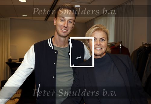 Amsterdam 30 oktober 2021
Boekpresentatie Jim bakkum in hotel Krasnapolsy.
Jim reikt het eerste boek uit aan zijn kinderen. Ook zijn vrouw Bettina Holwerda is natuurlijk aanwezig. Irene Moors met beste vriend Tijs