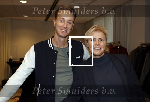Amsterdam 30 oktober 2021
Boekpresentatie Jim bakkum in hotel Krasnapolsy.
Jim reikt het eerste boek uit aan zijn kinderen. Ook zijn vrouw Bettina Holwerda is natuurlijk aanwezig. Irene Moors met beste vriend Tijs