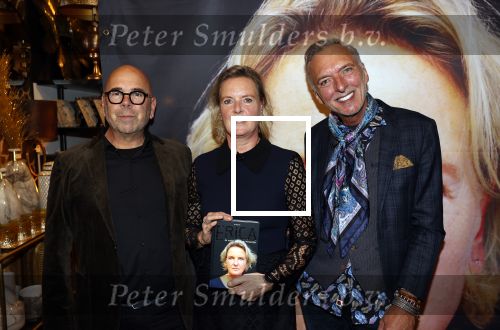 Noordwijk 28 oktober 2021
Boekrpresentatie van Erica Meiland in de winkel van Montana. Aanwezig Martien Meiland Maxime Meiland met claire en Vive. Ook Montana en haar vriend Dirk Hoogstraten zijn er natuurlijk. Erica geeft het boek dat geschreven is door Jan Dijkgraaf aan haar 92 jarige moeder.