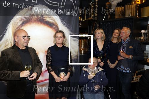 Noordwijk 28 oktober 2021
Boekrpresentatie van Erica Meiland in de winkel van Montana. Aanwezig Martien Meiland Maxime Meiland met claire en Vive. Ook Montana en haar vriend Dirk Hoogstraten zijn er natuurlijk. Erica geeft het boek dat geschreven is door Jan Dijkgraaf aan haar 92 jarige moeder.