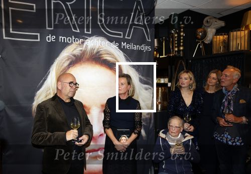 Noordwijk 28 oktober 2021
Boekrpresentatie van Erica Meiland in de winkel van Montana. Aanwezig Martien Meiland Maxime Meiland met claire en Vive. Ook Montana en haar vriend Dirk Hoogstraten zijn er natuurlijk. Erica geeft het boek dat geschreven is door Jan Dijkgraaf aan haar 92 jarige moeder.