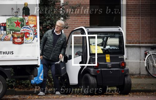 Amsterdam 27 oktober 2021
Jeroen Krabbe doet boodschappen op de pc hooftstraat en rijdt daarna met zijn Biro karretje naar huis