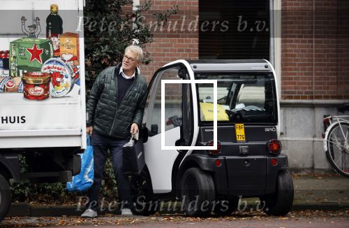Amsterdam 27 oktober 2021
Jeroen Krabbe doet boodschappen op de pc hooftstraat en rijdt daarna met zijn Biro karretje naar huis