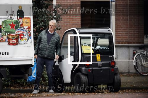 Amsterdam 27 oktober 2021
Jeroen Krabbe doet boodschappen op de pc hooftstraat en rijdt daarna met zijn Biro karretje naar huis