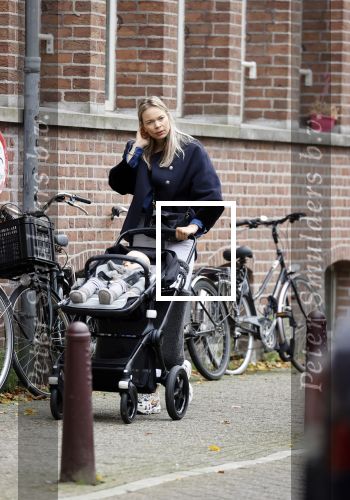 Amsterdam 27 oktober 2021
Jet v Nieuwkerk wandelend door amsterdam achter de kinderwagen met daarin haar zoontje Frenkie