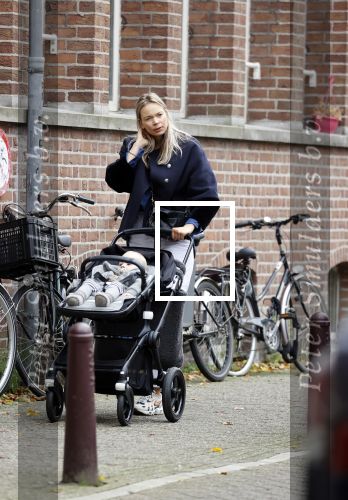 Amsterdam 27 oktober 2021
Jet v Nieuwkerk wandelend door amsterdam achter de kinderwagen met daarin haar zoontje Frenkie