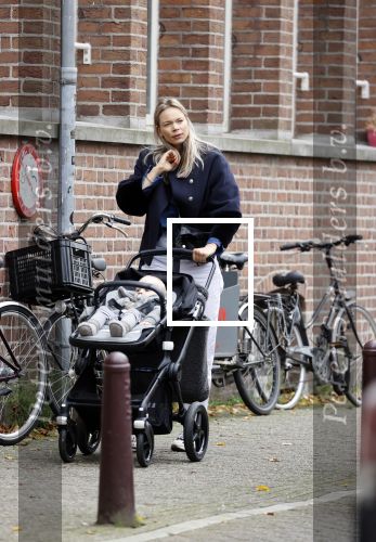 Amsterdam 27 oktober 2021
Jet v Nieuwkerk wandelend door amsterdam achter de kinderwagen met daarin haar zoontje Frenkie
