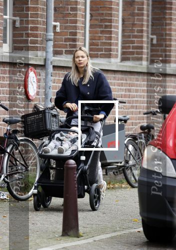 Amsterdam 27 oktober 2021
Jet v Nieuwkerk wandelend door amsterdam achter de kinderwagen met daarin haar zoontje Frenkie