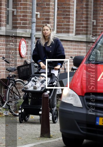 Amsterdam 27 oktober 2021
Jet v Nieuwkerk wandelend door amsterdam achter de kinderwagen met daarin haar zoontje Frenkie