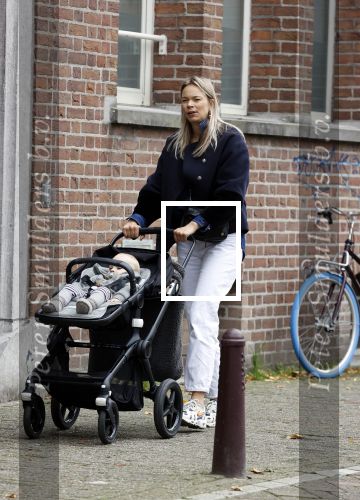 Amsterdam 27 oktober 2021
Jet v Nieuwkerk wandelend door amsterdam achter de kinderwagen met daarin haar zoontje Frenkie