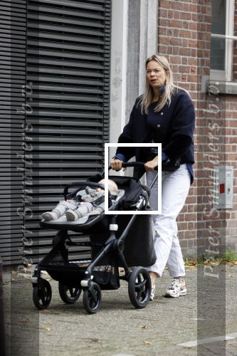 Amsterdam 27 oktober 2021
Jet v Nieuwkerk wandelend door amsterdam achter de kinderwagen met daarin haar zoontje Frenkie