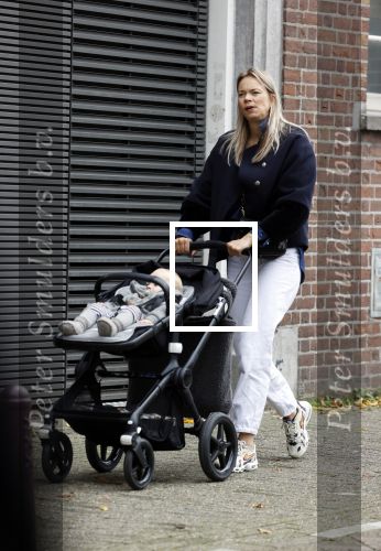 Amsterdam 27 oktober 2021
Jet v Nieuwkerk wandelend door amsterdam achter de kinderwagen met daarin haar zoontje Frenkie