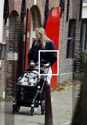 Amsterdam 27 oktober 2021
Jet v Nieuwkerk wandelend door amsterdam achter de kinderwagen met daarin haar zoontje Frenkie