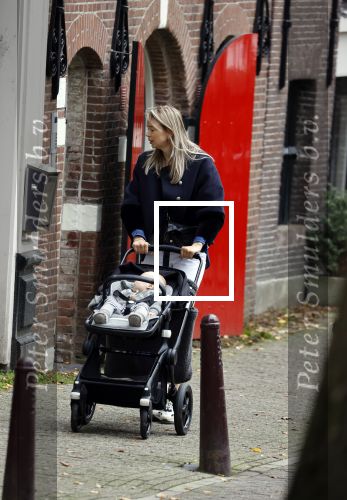 Amsterdam 27 oktober 2021
Jet v Nieuwkerk wandelend door amsterdam achter de kinderwagen met daarin haar zoontje Frenkie