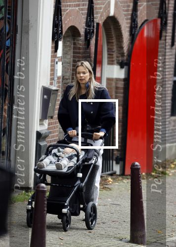Amsterdam 27 oktober 2021
Jet v Nieuwkerk wandelend door amsterdam achter de kinderwagen met daarin haar zoontje Frenkie