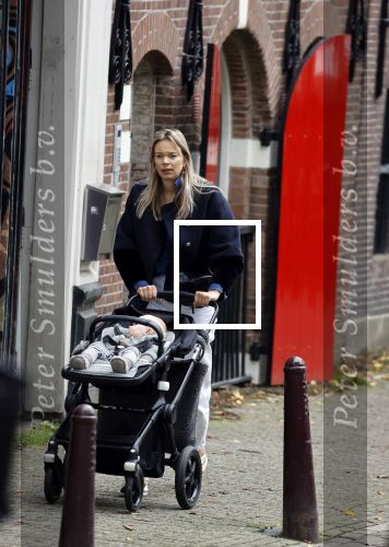 Amsterdam 27 oktober 2021
Jet v Nieuwkerk wandelend door amsterdam achter de kinderwagen met daarin haar zoontje Frenkie