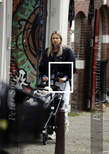 Amsterdam 27 oktober 2021
Jet v Nieuwkerk wandelend door amsterdam achter de kinderwagen met daarin haar zoontje Frenkie