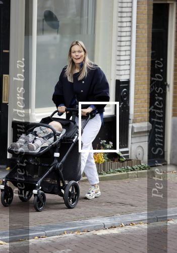 Amsterdam 27 oktober 2021
Jet v Nieuwkerk wandelend door amsterdam achter de kinderwagen met daarin haar zoontje Frenkie