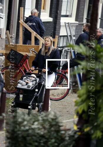 Amsterdam 27 oktober 2021
Jet v Nieuwkerk wandelend door amsterdam achter de kinderwagen met daarin haar zoontje Frenkie