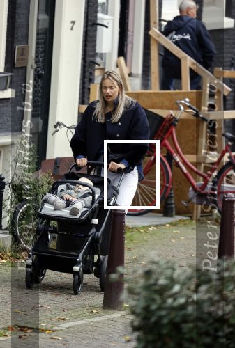 Amsterdam 27 oktober 2021
Jet v Nieuwkerk wandelend door amsterdam achter de kinderwagen met daarin haar zoontje Frenkie