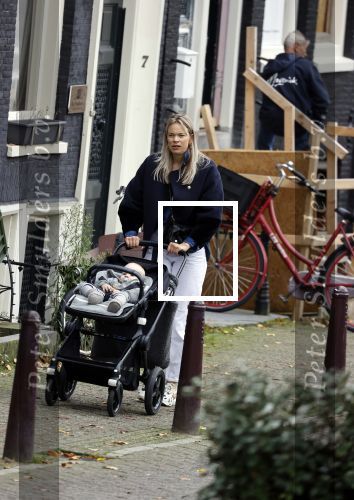 Amsterdam 27 oktober 2021
Jet v Nieuwkerk wandelend door amsterdam achter de kinderwagen met daarin haar zoontje Frenkie