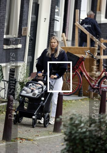 Amsterdam 27 oktober 2021
Jet v Nieuwkerk wandelend door amsterdam achter de kinderwagen met daarin haar zoontje Frenkie