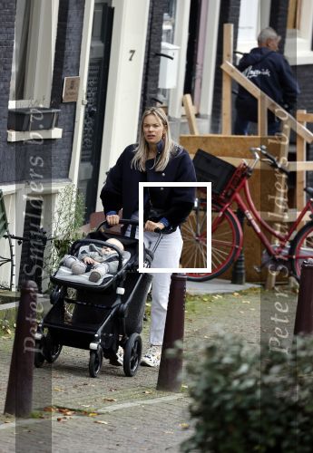 Amsterdam 27 oktober 2021
Jet v Nieuwkerk wandelend door amsterdam achter de kinderwagen met daarin haar zoontje Frenkie