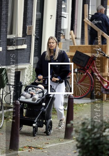 Amsterdam 27 oktober 2021
Jet v Nieuwkerk wandelend door amsterdam achter de kinderwagen met daarin haar zoontje Frenkie